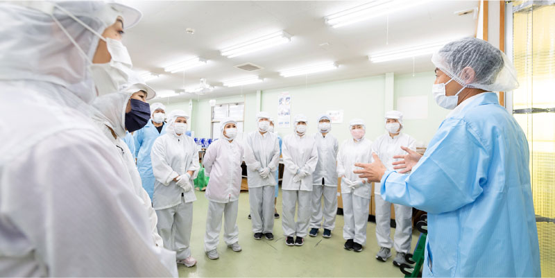 Photo:スタッフに話をしている