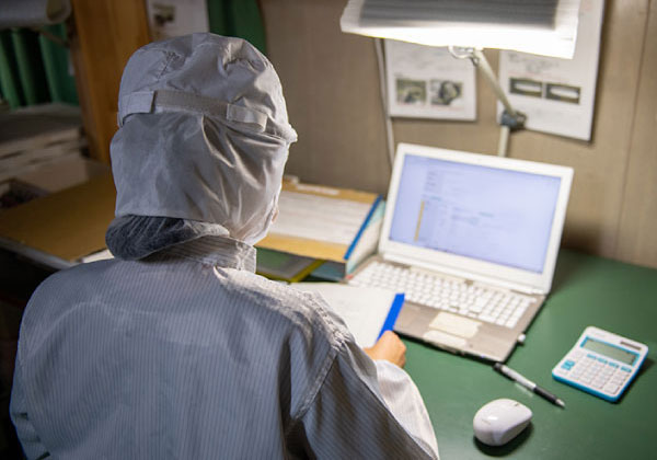 Photo:チェックしている